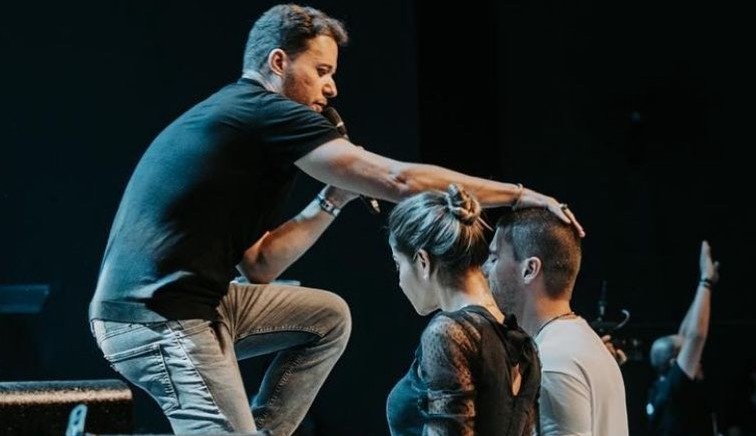 Maíra Cardi posta foto de acompanhamento espiritual e seguidores debocham