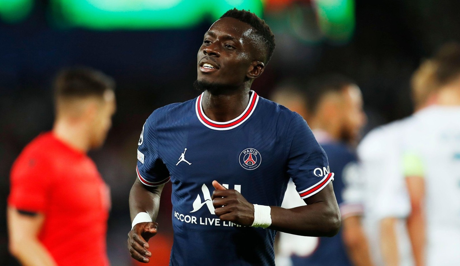 Gana Gueye, do PSG, teria se recusado a entrar em campo em rodada contra a homofobia; caso repercute nas redes sociais