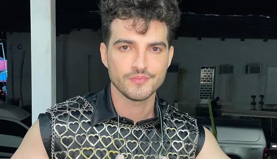 Fã arremessa celular em Jão durante show e cantor responde