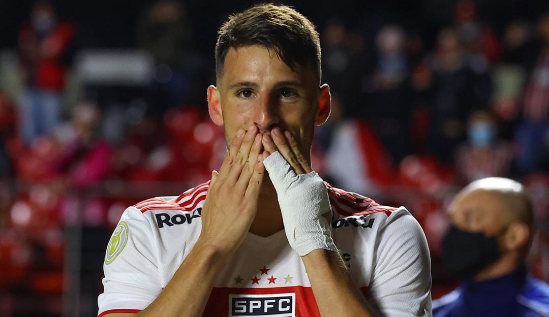Calleri não garante seu futuro no São Paulo, mas comenta: “A camisa pega comigo”