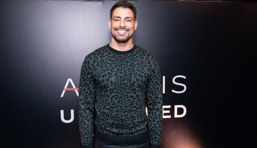 Cauã Reymond lança suetér com estampa de onça para a marca Aramis