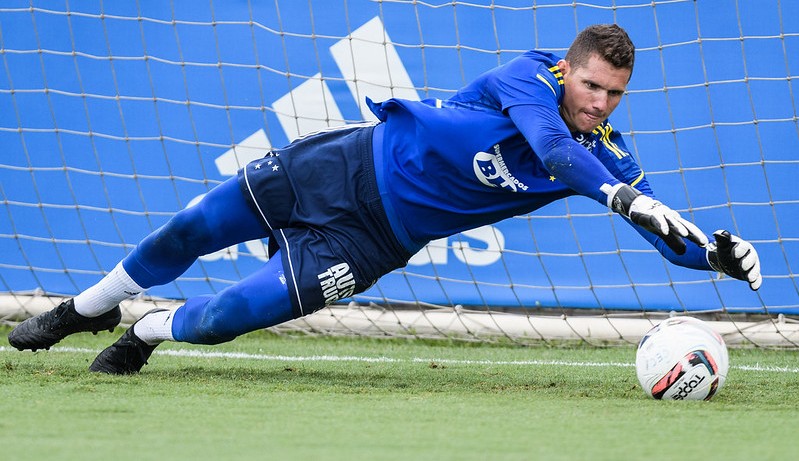 Com cinco jogos sem levar gol, Rafael Cabral busca ultrapassar goleiros históricos do Cruzeiro