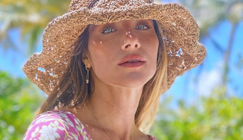 De biquíni cavado, Giovanna Ewbank exibe corpão em Noronha