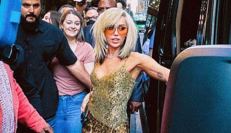 Miley Cyrus vem apostando em looks vintage