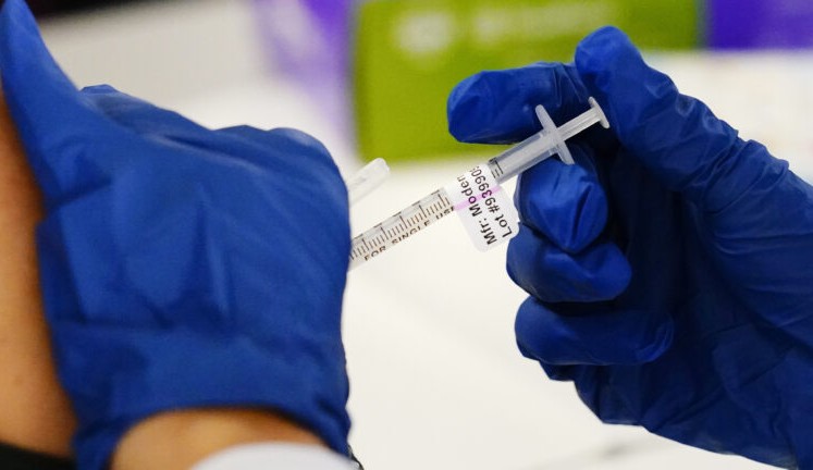 Vacinação após a infecção pode aliviar os sintomas prolongados da COVID-19