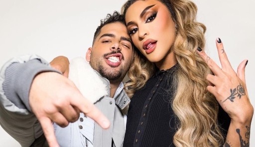 Pabllo Vittar e Pedro Sampaio dão selinho em programa TVZ