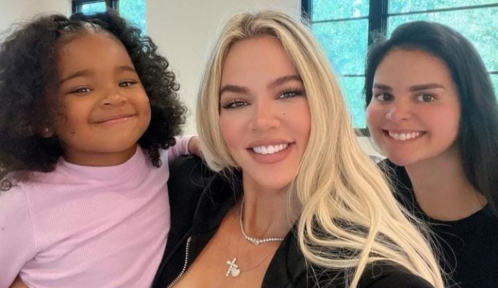 Babá brasileira da filha de Khloe Kardahshian, Andreza Cooper, recebe surpresas de aniversário