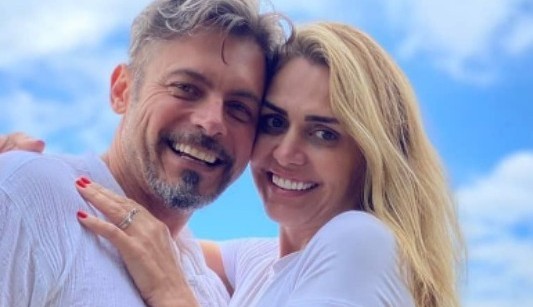 Luigi Baricelli publica fotos onde ele e a esposa aparecem nus