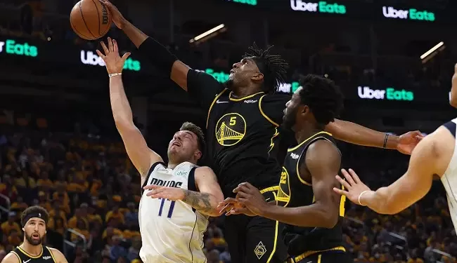 Warriors derrotam os Mavericks de virada em casa