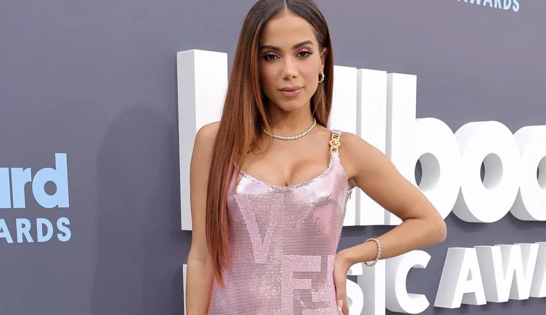 Após repercutir ao lado de uma Lamborghini roxa, Anitta nega ter comprado o carro