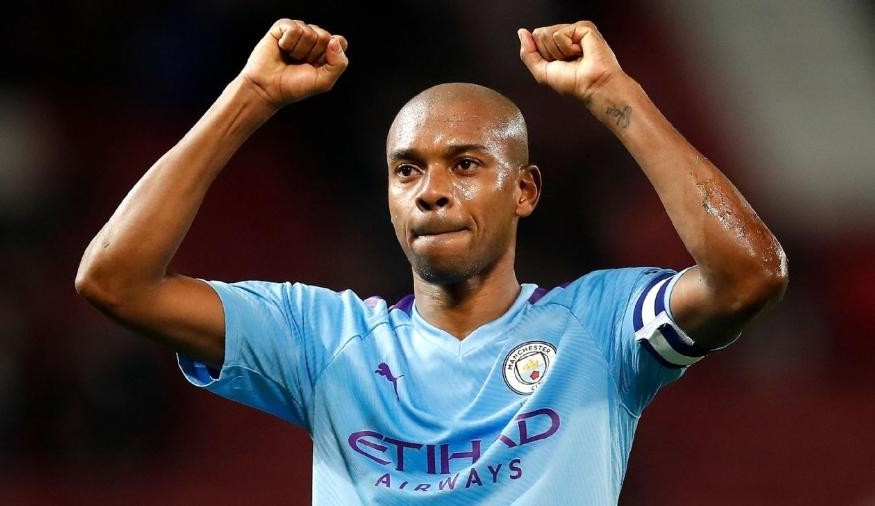 Fernandinho encerra sua passagem no Manchester City em clima de decisão