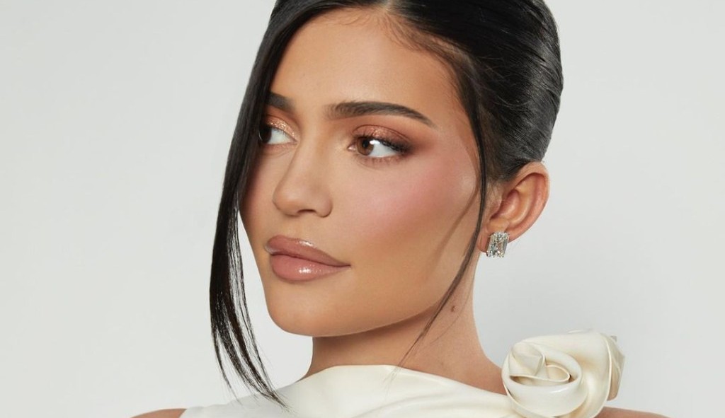 Conheça a moda do contorno labial marcado