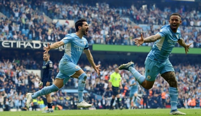 City vence Aston Villa de virada e é campeão da Premier League