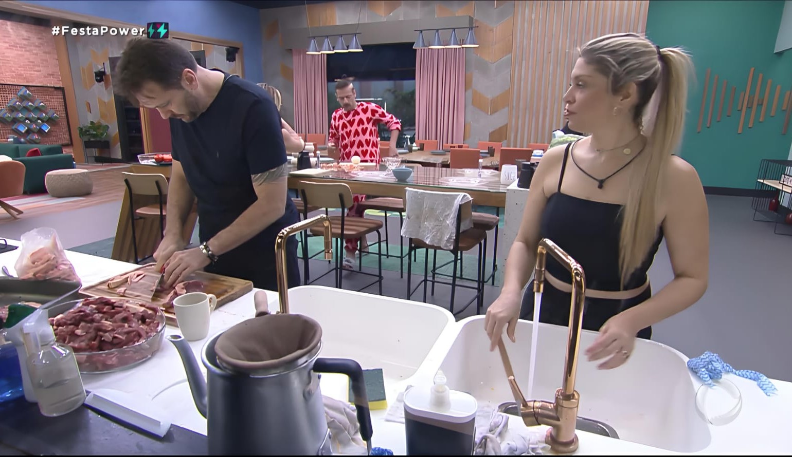 Power Couple: Cartolouco e Albert se alfinetam durante a preparação do almoço: “Pode deixar ai eu me viro”