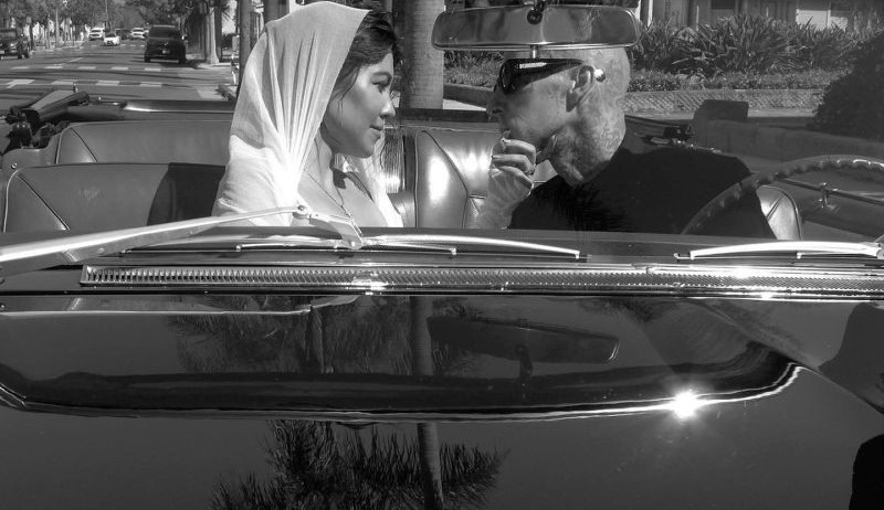 Após casamento Kourtney Kardashian adota sobrenome de Travis Backer