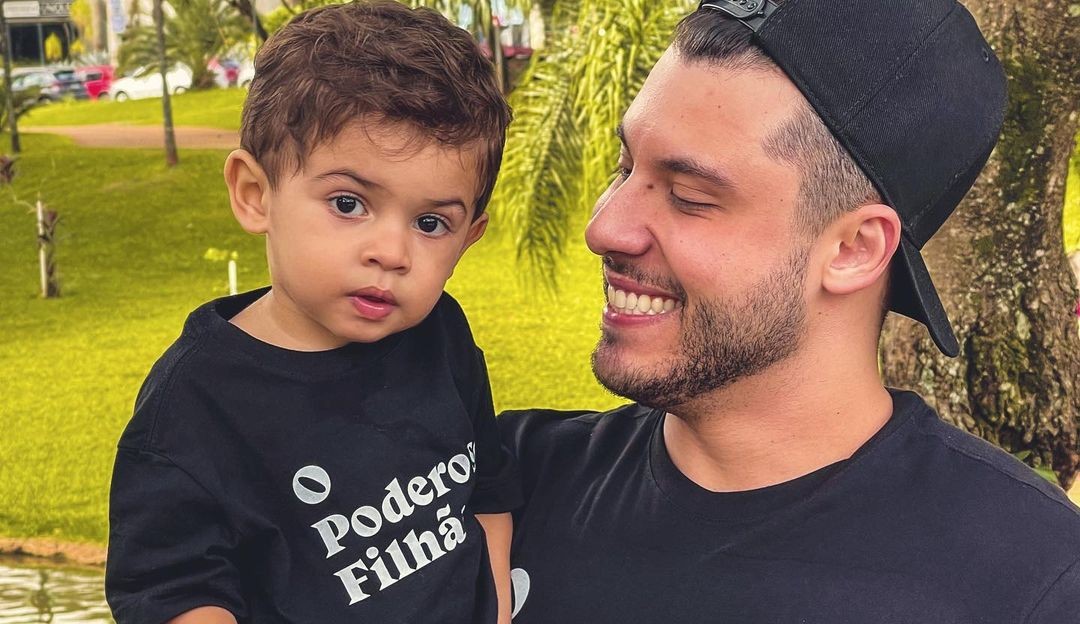 Murilo Huff aproveita folga para brincar com o filho Léo