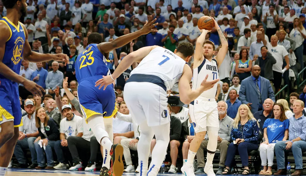 Dallas vence e evita varrida do Golden State em mais uma noite mágica de Luka Doncic
