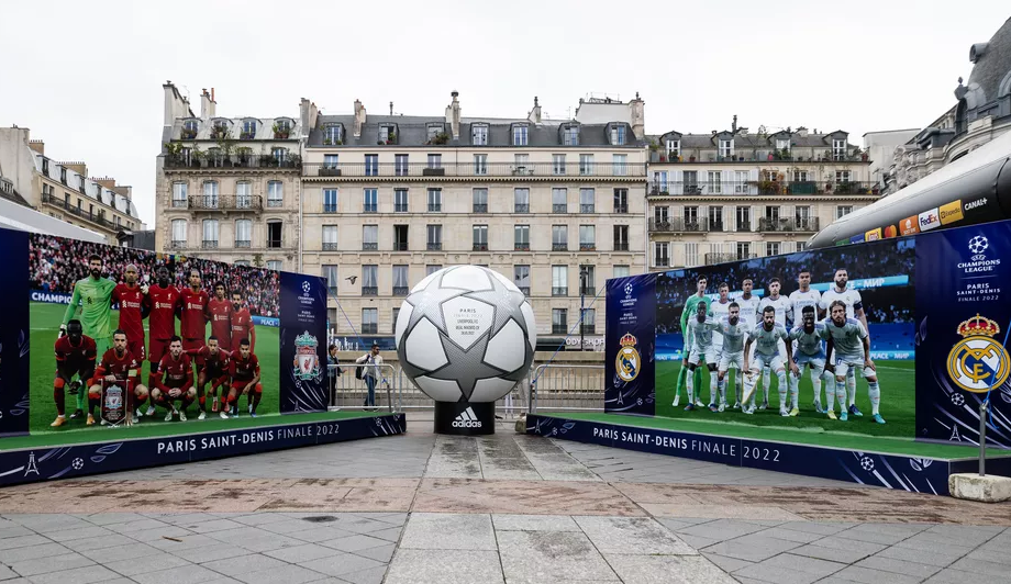 Paris entra no clima da final da Champions e ganha cores de Liverpool e Real Madrid