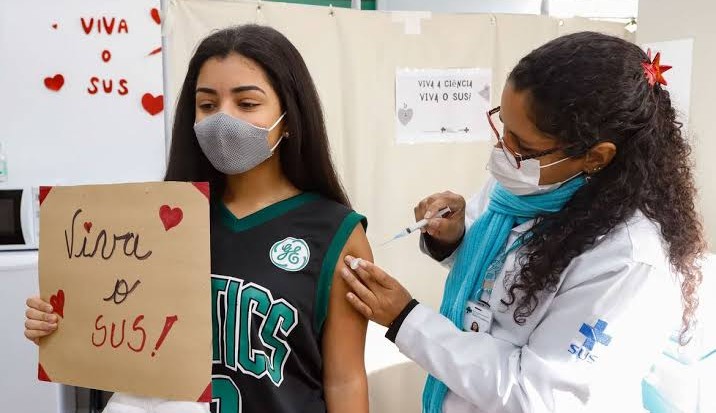 Nova recomendação para aplicação da terceira dose da vacina contra a Covid-19 em adolescentes é publicada