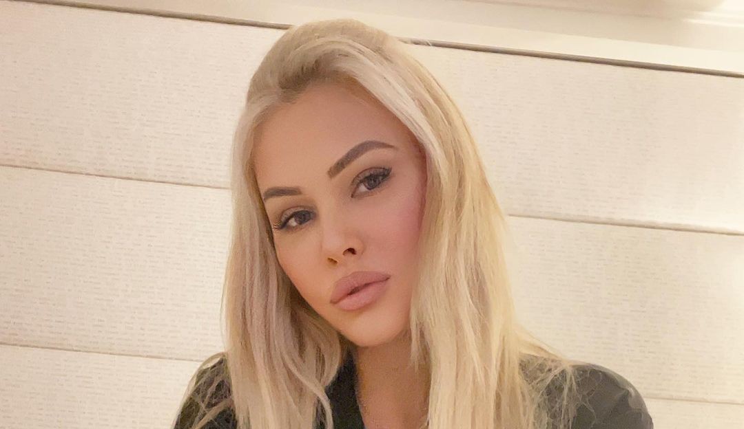 Shanna Moakler coloca aliança em leilão após casamento de Travis Barker