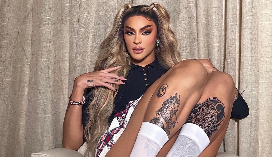 Segurando bandeira do PT, Pabllo Vittar marca presença em turnê