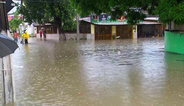 Fortes chuvas no Grande Recife, vem causando deslizamento de terra e alagamentos