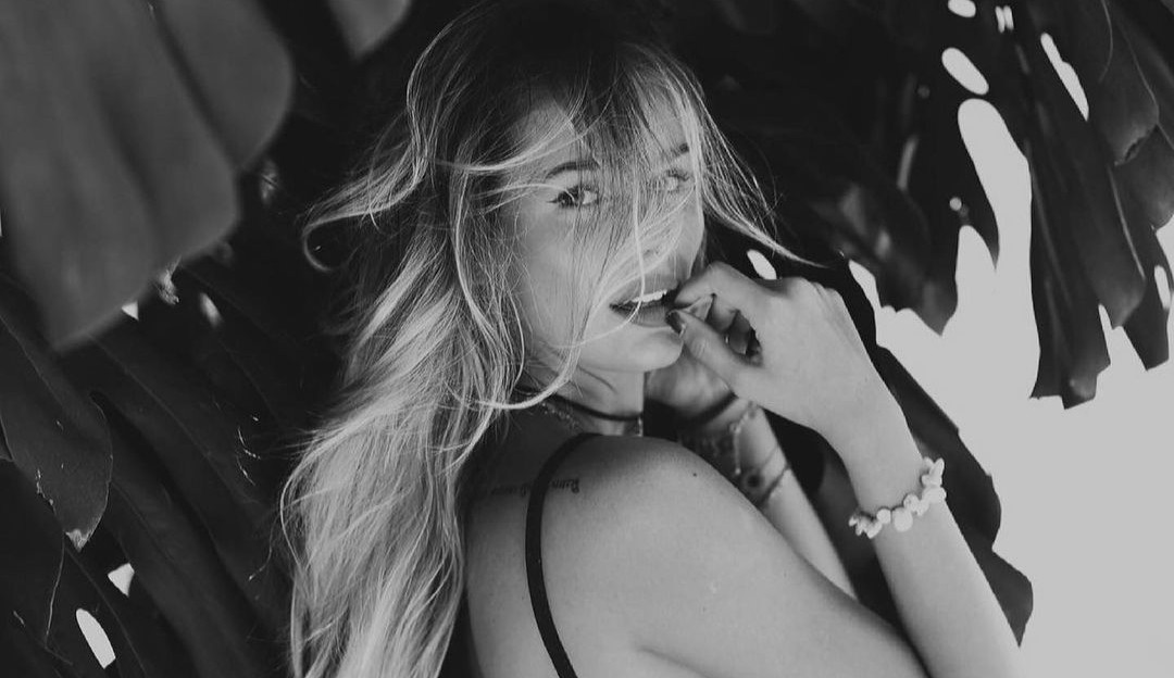 Yasmin Brunet posa de maiô cavado e avisa: “Intensa demais”