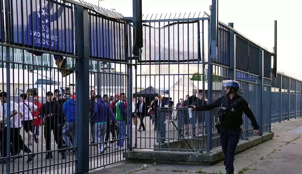 Confusão na final da Champions foi causada por ingressos falsos, diz Uefa