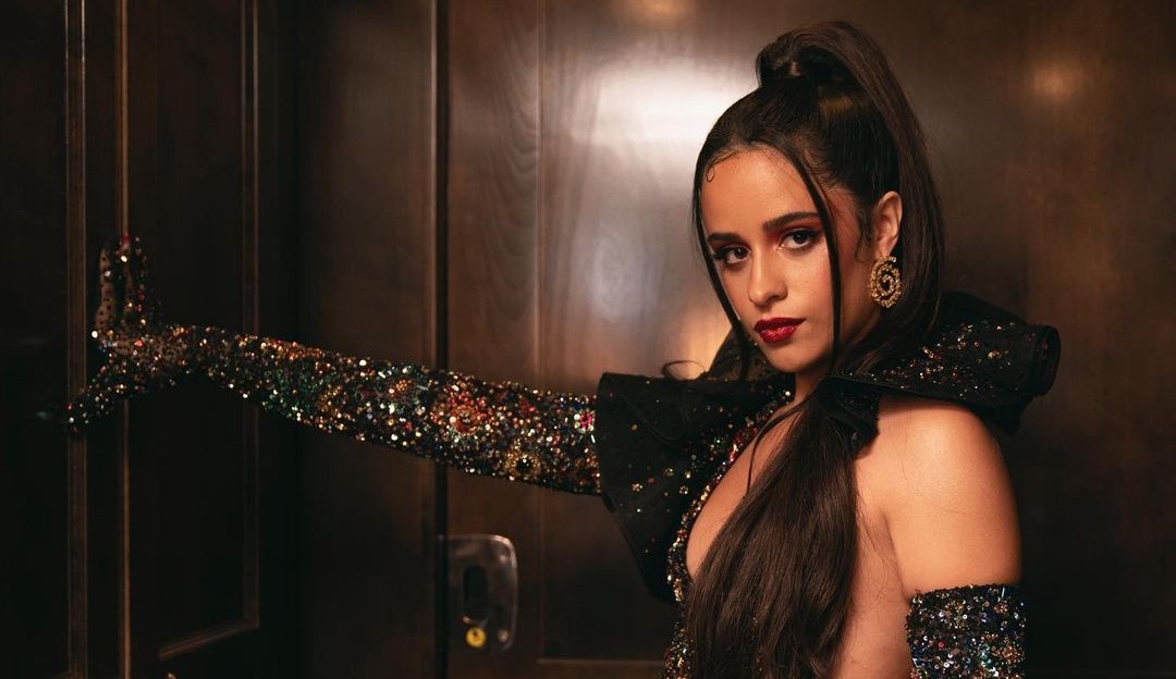 Camila Cabello brilha em performance na final da Champions League da UEFA