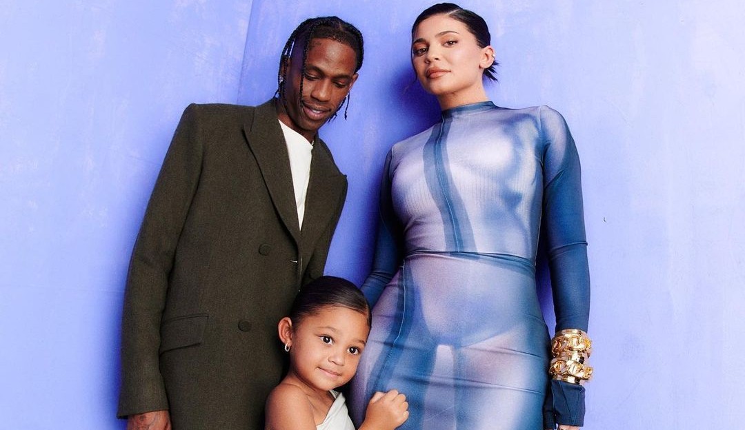 Kylie Jenner posta foto rara de filho mais novo