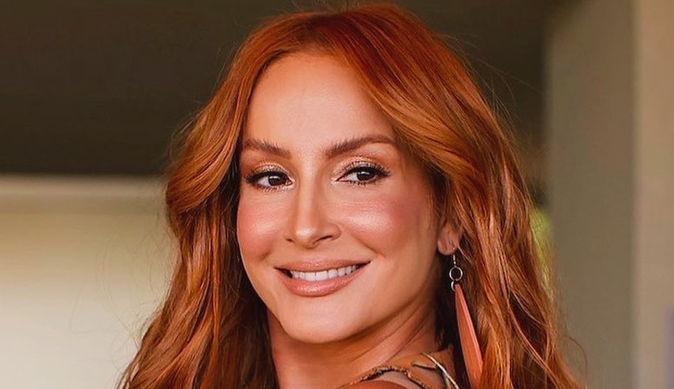 Bronze e glow: confira o , passo a passo da maquiagem de Claudia Leitte