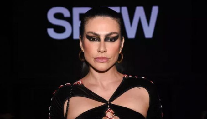 SPFW: Cleo desfila com mini vestido recortado