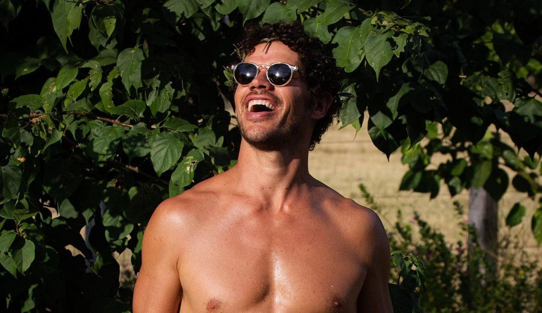 José Loreto comemora chegada de junho com direito a foto mostrando a barriguinha