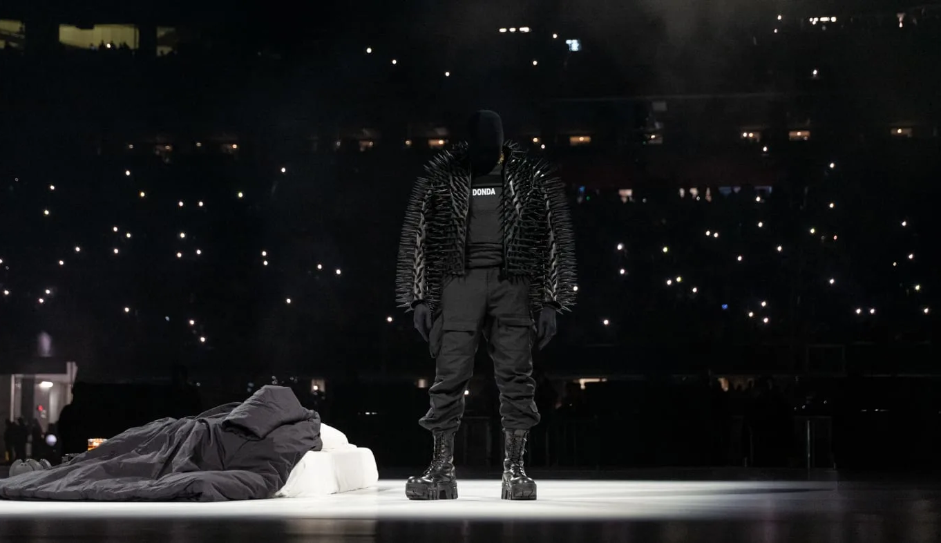 Segunda parte da parceria de Kanye West, Gap e Balenciaga já está disponível