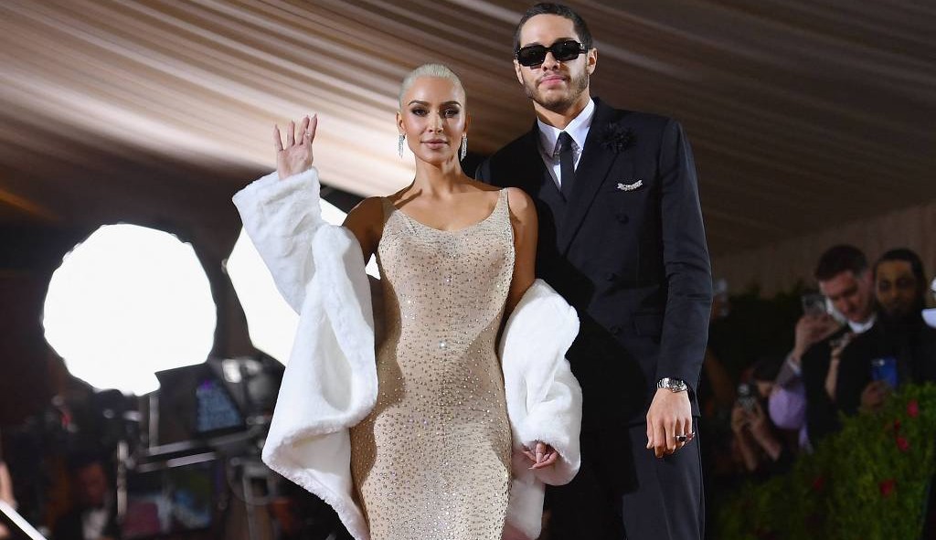 Kim Kardashian revela que começou a namorar Pete Davidson porque ele é bem-dotado