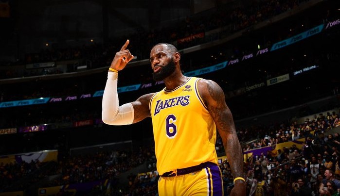 LeBron James se torna o primeiro jogador em atividade na NBA a integrar lista dos bilionários