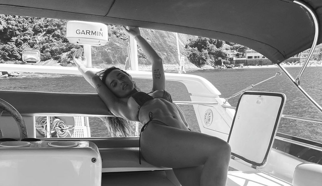 Rafa Kalimann posa de biquíni em passeio de lancha