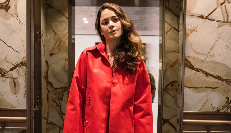 Em passagem rápida pelo Brasil, Alice Braga estreia na SPFW