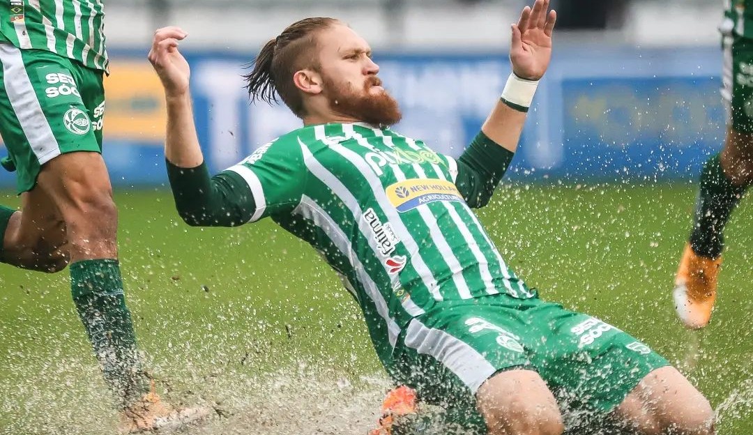Em gramado alagado, Juventude vence o Fluminense com gol contra