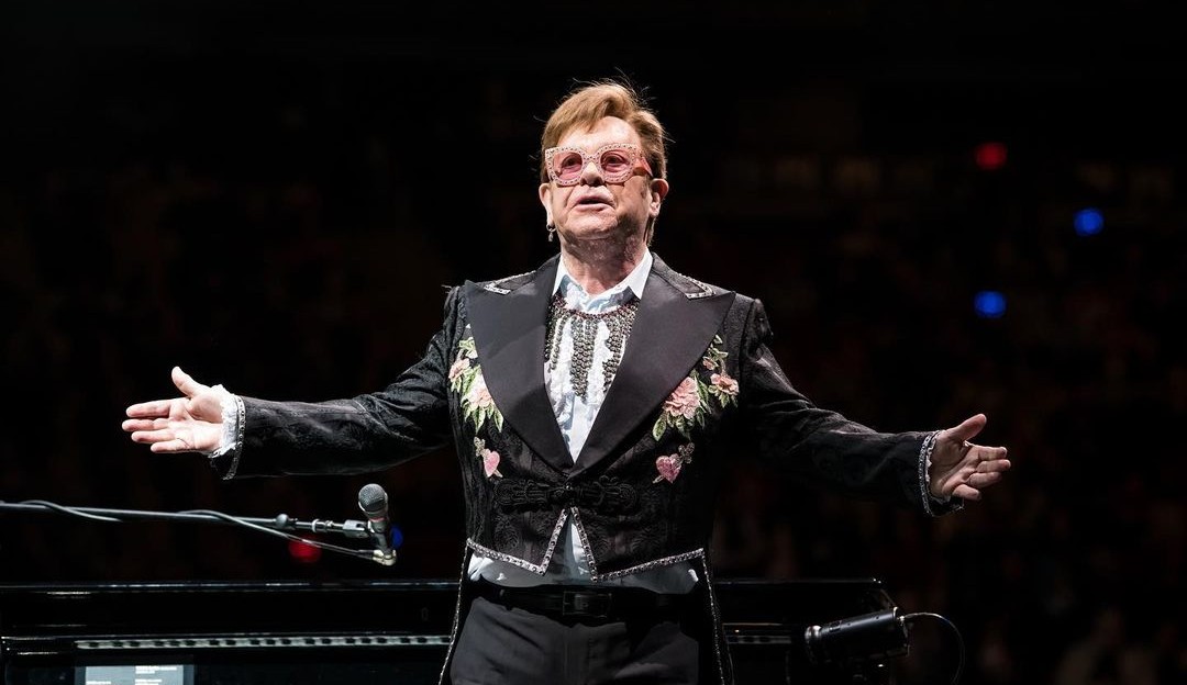 Elton John diz está bem após ser visto em cadeira de rodas