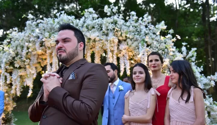 Luciano Camargo emociona o filho ao cantar “Eu Juro” na entrada da noiva