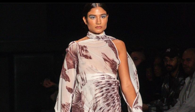 Dandara Queiroz: a modelo indígena recordista de desfiles