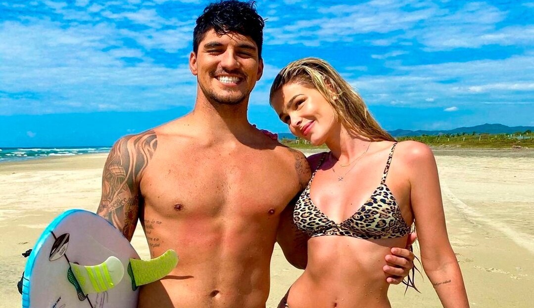 Yasmin Brunet e Gabriel Medina voltam para o Brasil recém-casados