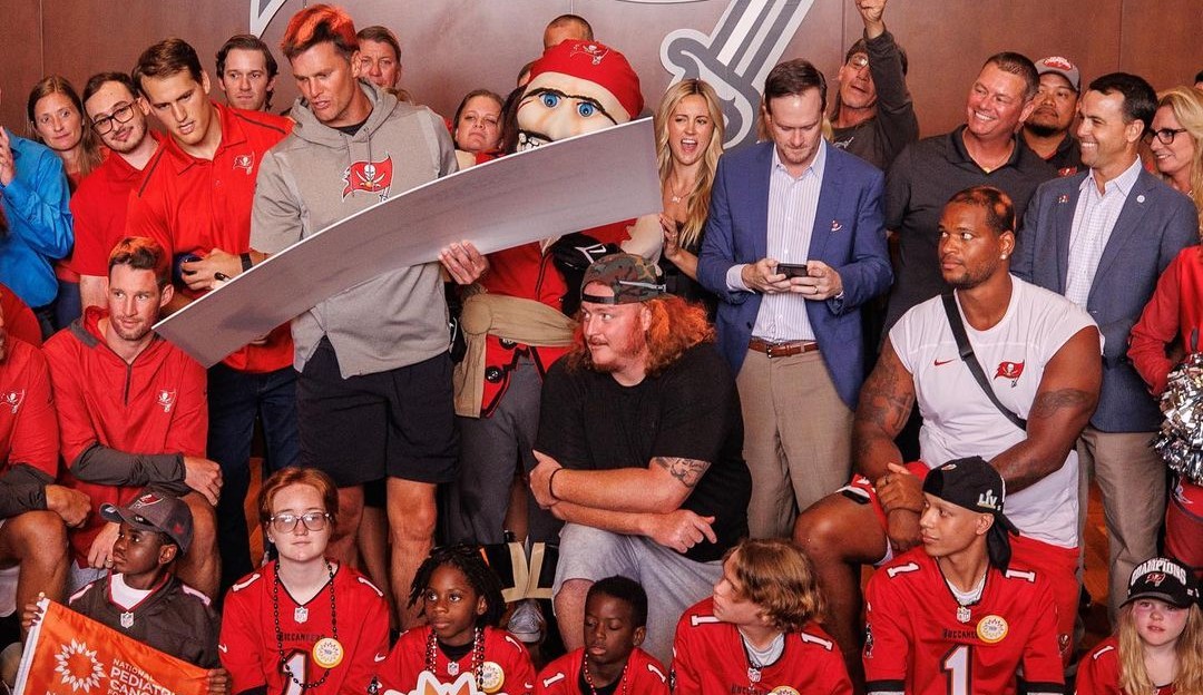 Tom Brady e time Tampa Bay Buccaneers tingem cabelos por instituição de câncer infantil