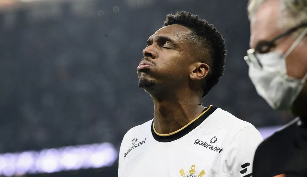 Jô e Corinthians acertam rescisão amigável após casos de indisciplina do atleta