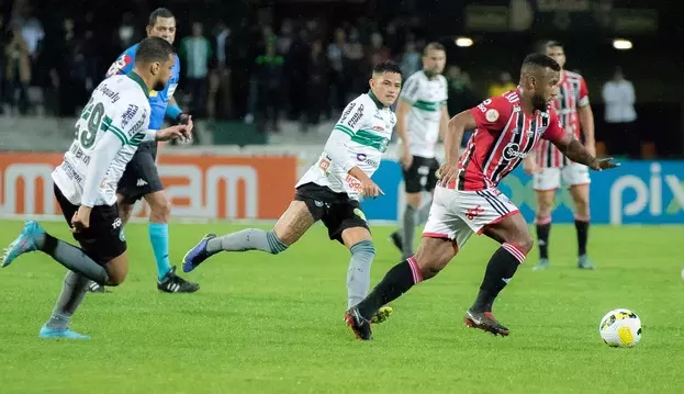 São Paulo empata com o Coritiba e perde a chance de encostar no lider Palmeiras