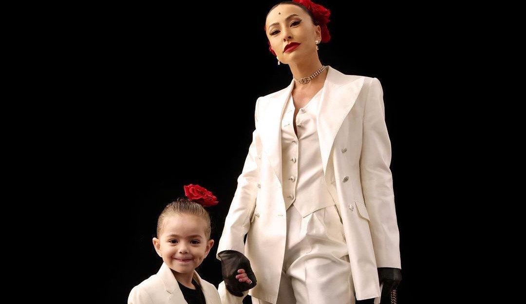 Sabrina Sato e a filha, Zoe, vão a evento com looks combinando