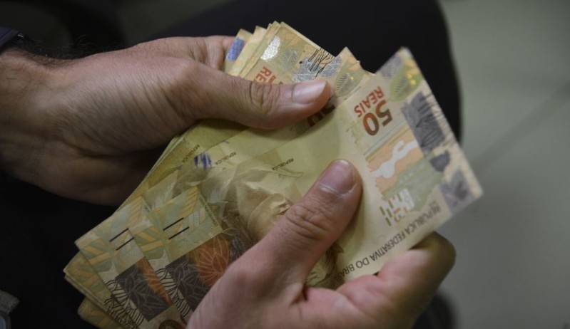 Sem Auxílio Emergencial, rendimento médio do brasileiro tem queda recorde em 2021