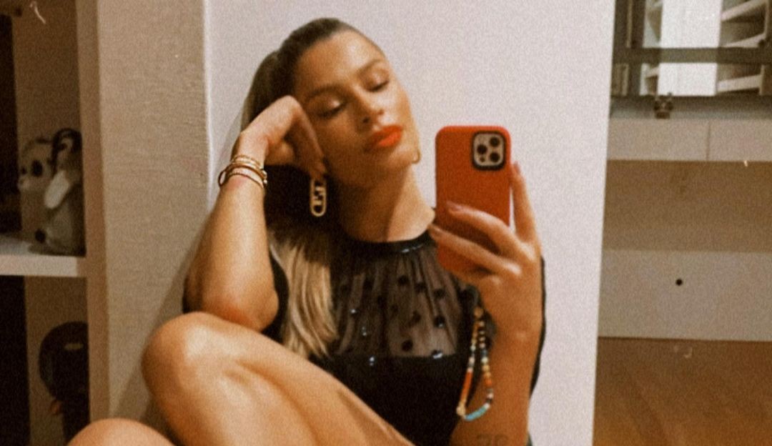 Grazi Massafera faz cliques no espelho com pernões amostra