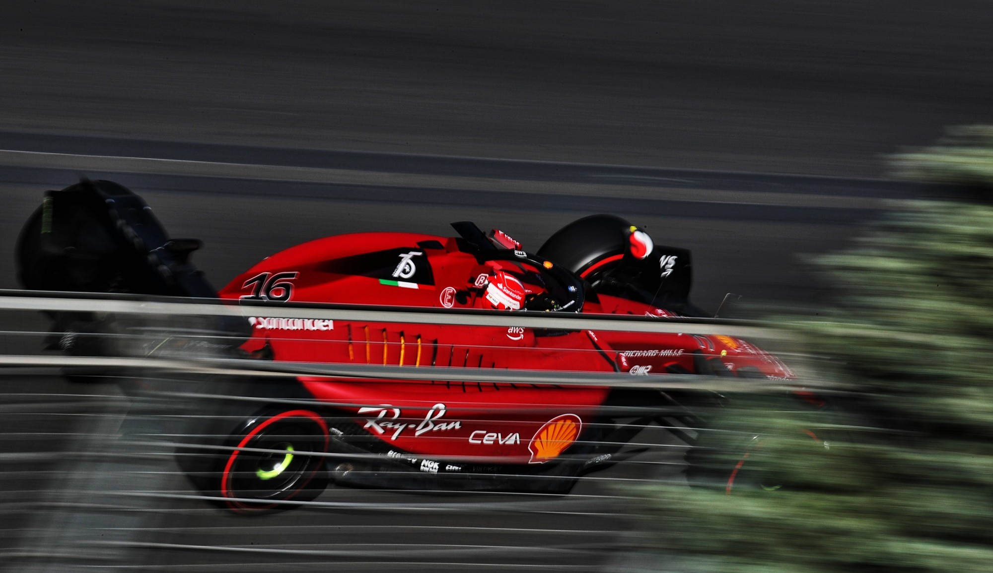 Charles Leclerc repete feito de 2021 e conquista pole position no Azerbaijão